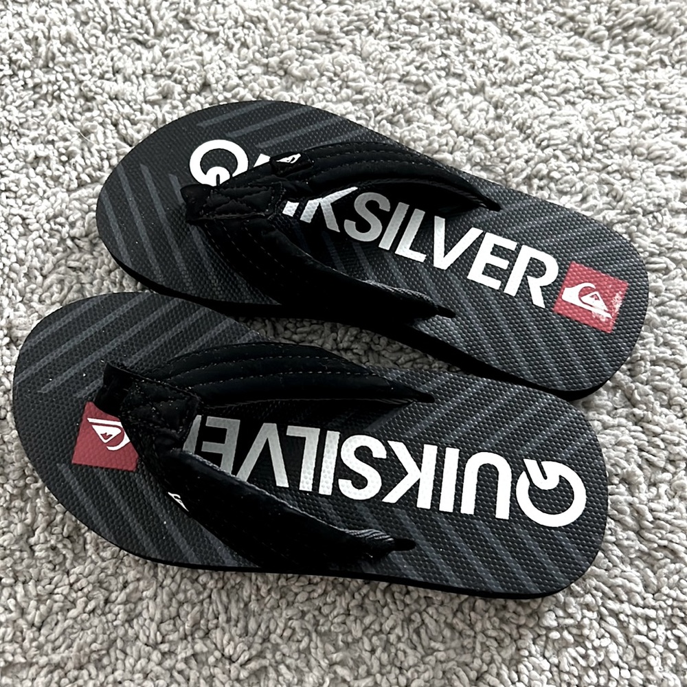 Quicksilver kids black flip flops